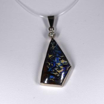 Gold pendand with boulder opal